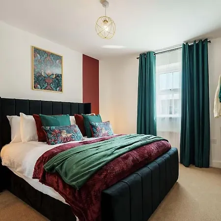 Warm & Spacious 4br Home, Great For Group Stays, Free Parking & Wifi, Sleeps 11 Leeds (West Yorkshire)