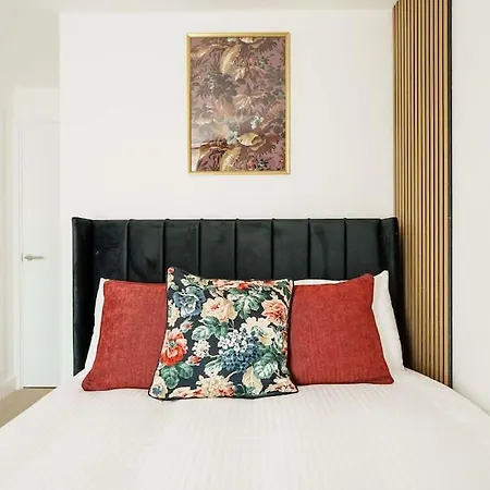 Warm & Spacious 4br Home, Great For Group Stays, Free Parking & Wifi, Sleeps 11 Tatil Evi