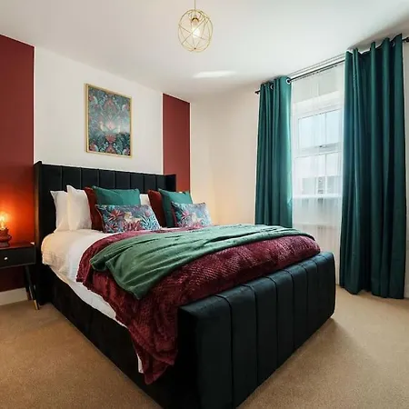 Warm & Spacious 4br Home, Great For Group Stays, Free Parking & Wifi, Sleeps 11 *