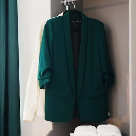 Warm & Spacious 4br Home, Great For Group Stays, Free Parking & Wifi, Sleeps 11 Tatil Evi *