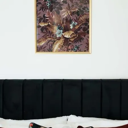 Warm & Spacious 4br Home, Great For Group Stays, Free Parking & Wifi, Sleeps 11 *