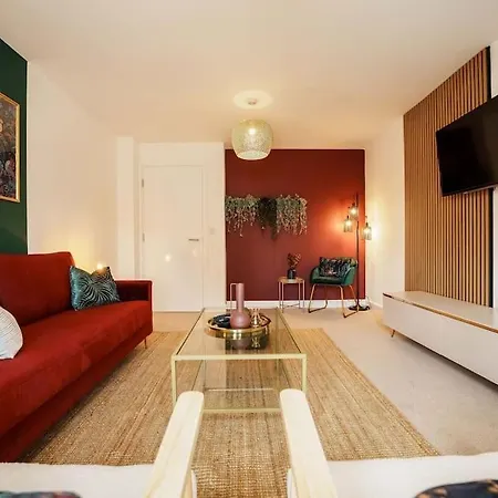 Tatil Evi Warm & Spacious 4br Home, Great For Group Stays, Free Parking & Wifi, Sleeps 11