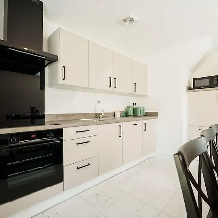 Warm & Spacious 4br Home, Great For Group Stays, Free Parking & Wifi, Sleeps 11 Leeds (West Yorkshire)