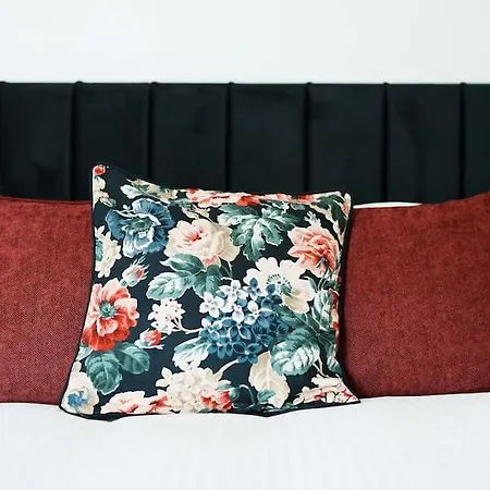 Warm & Spacious 4br Home, Great For Group Stays, Free Parking & Wifi, Sleeps 11 Leeds (West Yorkshire)