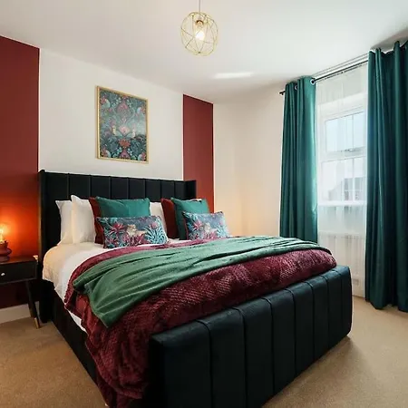 Warm & Spacious 4br Home, Great For Group Stays, Free Parking & Wifi, Sleeps 11 Tatil Evi *