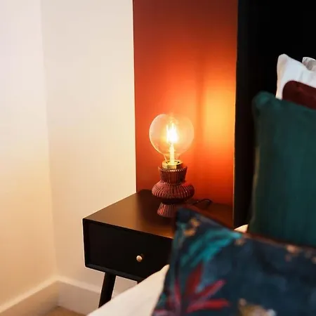 Warm & Spacious 4br Home, Great For Group Stays, Free Parking & Wifi, Sleeps 11 Leeds (West Yorkshire)