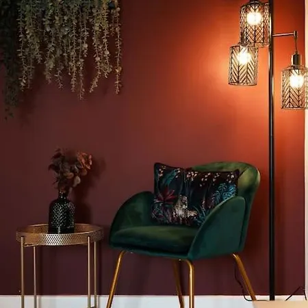 Warm & Spacious 4br Home, Great For Group Stays, Free Parking & Wifi, Sleeps 11 Tatil Evi