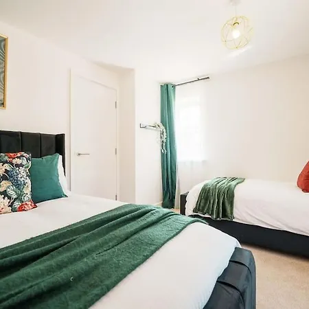 Warm & Spacious 4br Home, Great For Group Stays, Free Parking & Wifi, Sleeps 11 Tatil Evi *