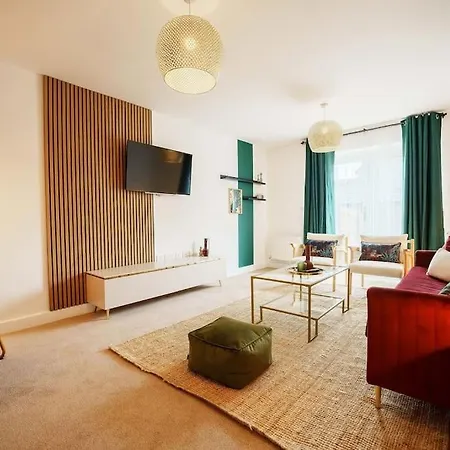 Warm & Spacious 4br Home, Great For Group Stays, Free Parking & Wifi, Sleeps 11 Leeds (West Yorkshire)