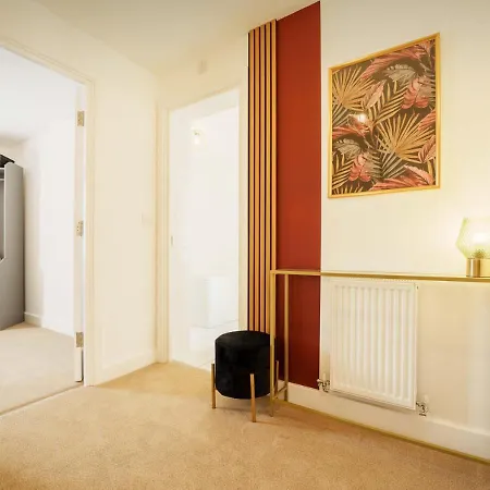 Tatil Evi Warm & Spacious 4br Home, Great For Group Stays, Free Parking & Wifi, Sleeps 11 *