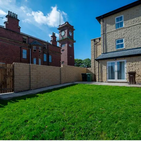 Warm & Spacious 4br Home, Great For Group Stays, Free Parking & Wifi, Sleeps 11 Leeds (West Yorkshire)