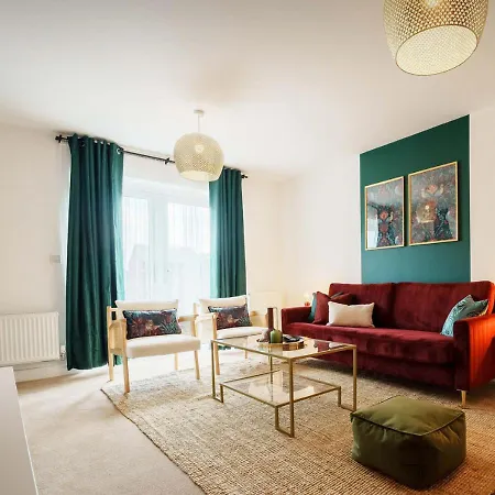 Warm & Spacious 4br Home, Great For Group Stays, Free Parking & Wifi, Sleeps 11 Tatil Evi