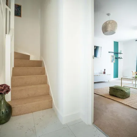 Warm & Spacious 4br Home, Great For Group Stays, Free Parking & Wifi, Sleeps 11 Tatil Evi Leeds (West Yorkshire)