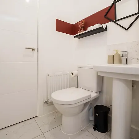 Large 4br House Leeds, Contractor Friendly Leeds (West Yorkshire)