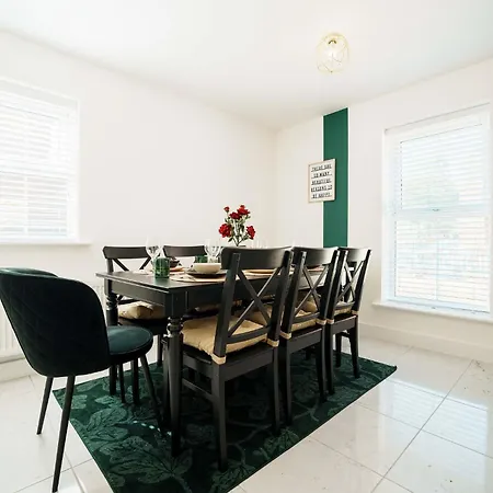 Tatil Evi Warm & Spacious 4br Home, Great For Group Stays, Free Parking & Wifi, Sleeps 11