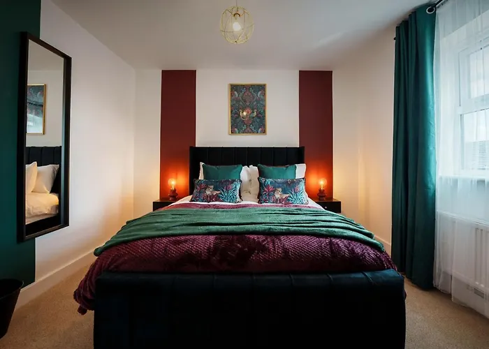 Large 4br House Leeds, Contractor Friendly Holiday home *