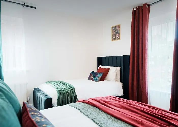 Large 4br House Leeds, Contractor Friendly *