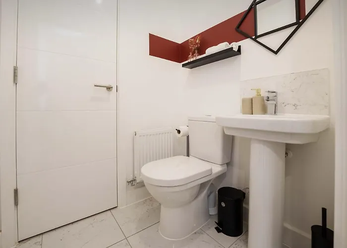 Large 4br House Leeds, Contractor Friendly