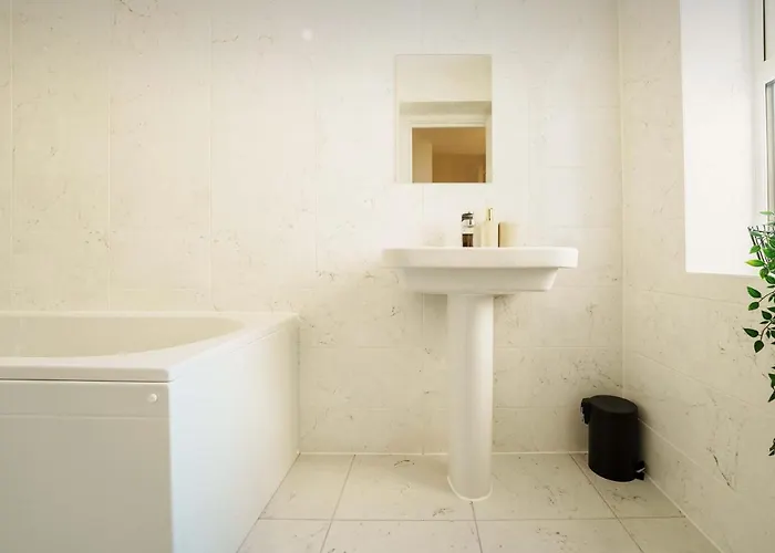 Large 4br House Leeds, Contractor Friendly Leeds (West Yorkshire)