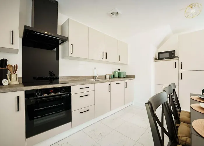 Large 4br House Leeds, Contractor Friendly