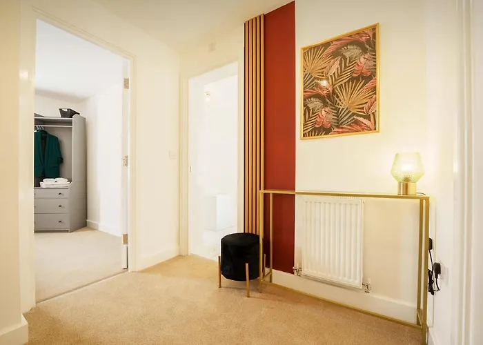 Holiday home Large 4br House Leeds, Contractor Friendly *