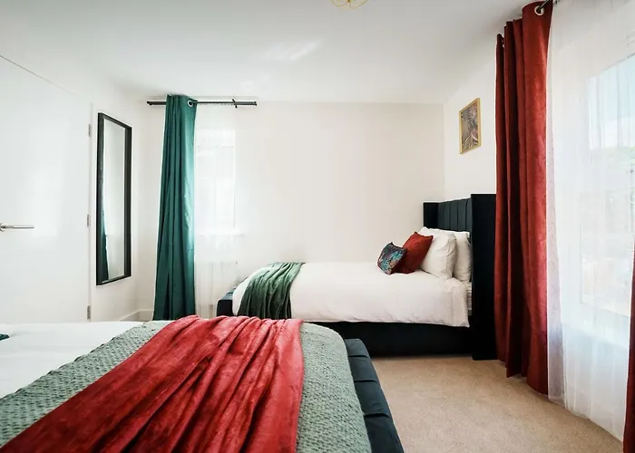 Large 4br House Leeds, Contractor Friendly Holiday home