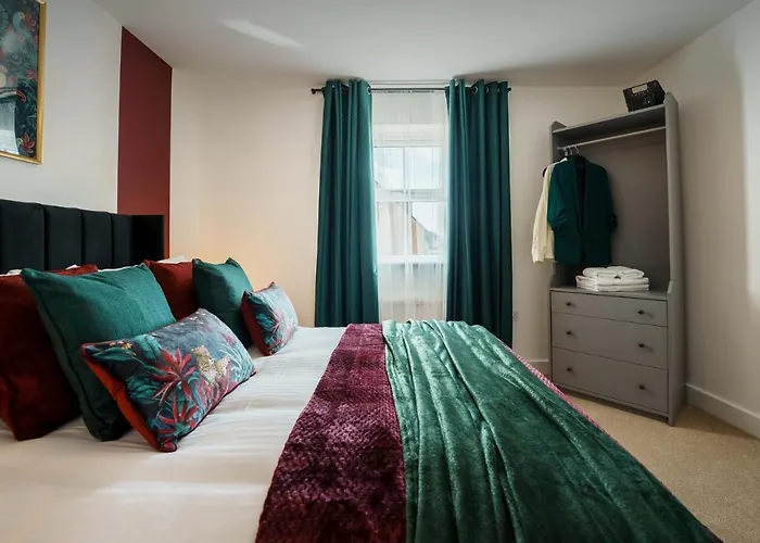 Large 4br House Leeds, Contractor Friendly Holiday home