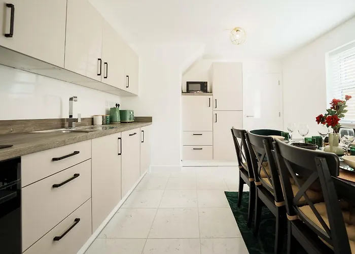 Holiday home Large 4br House Leeds, Contractor Friendly *