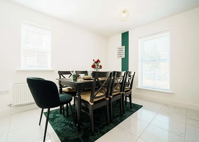 Holiday home Large 4br House Leeds, Contractor Friendly